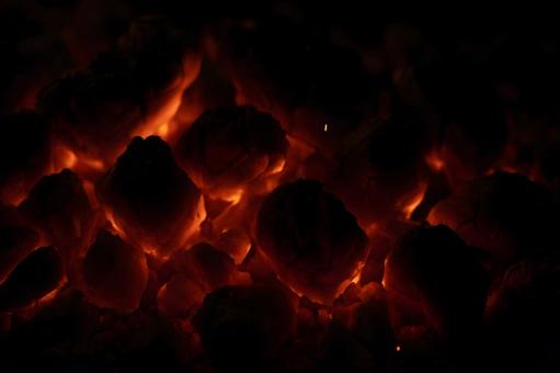燃える炭の輝き 燃える炭の輝きの写真
