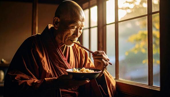 精進料理を食べる老いた僧侶の写真