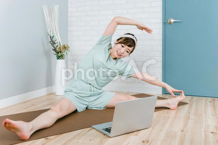 オンラインヨガをするおしゃれな日本人女性 オンラインヨガ,ヨガ,ストレッチの写真素材