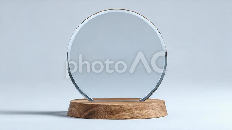 光が反射するシンプルなデザインの記念品 表彰盾,賞,トロフィーの写真素材