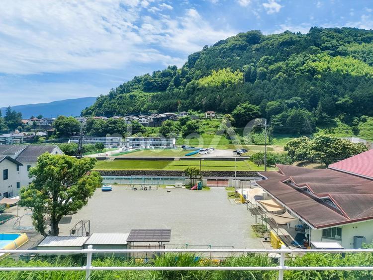 御殿場線車窓から足柄上郡山北町の沿線風景 jr御殿場線,車窓風景,沿線風景の写真素材