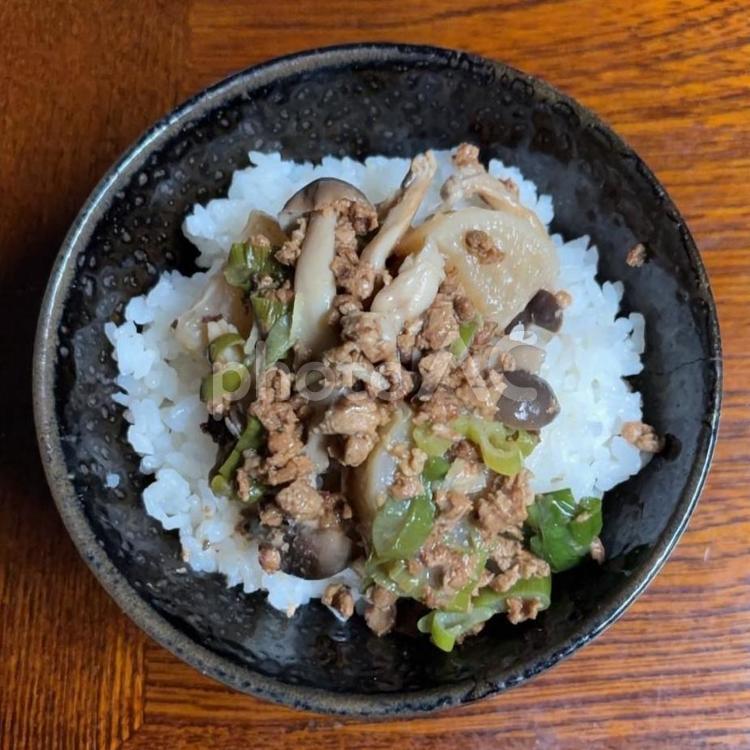 大豆ミートと大根とシメジの煮込みの茶碗飯 茶碗飯,あきたこまち,七分突きの写真素材