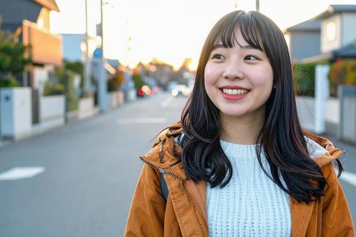 住宅街を散策する女性 住宅街を散策する女性の写真