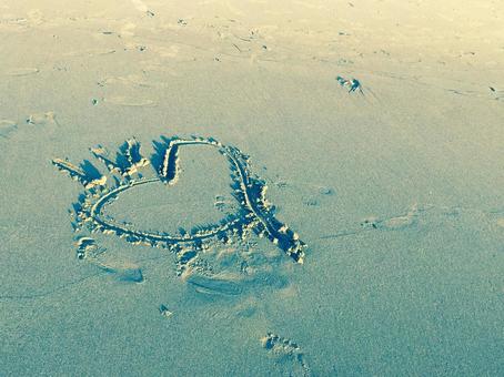 砂浜に描いたハートの写真