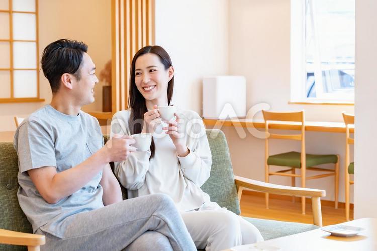 ソファでくつろぐ夫婦 ライフスタイル,夫婦,くつろぐの写真素材