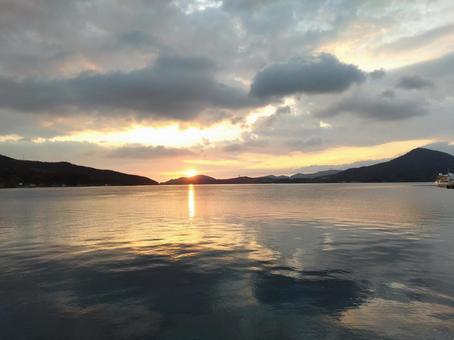 西ノ島で見た夕日 西ノ島で見た夕日 西ノ島,島根,夕日の写真素材
