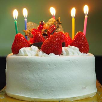 クリスマス苺のショートケーキ・蝋燭の灯り クリスマスケーキ,苺,ショートケーキの写真素材