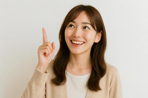 思いついた女性指差し素材 思いついた女性指差し素材の写真