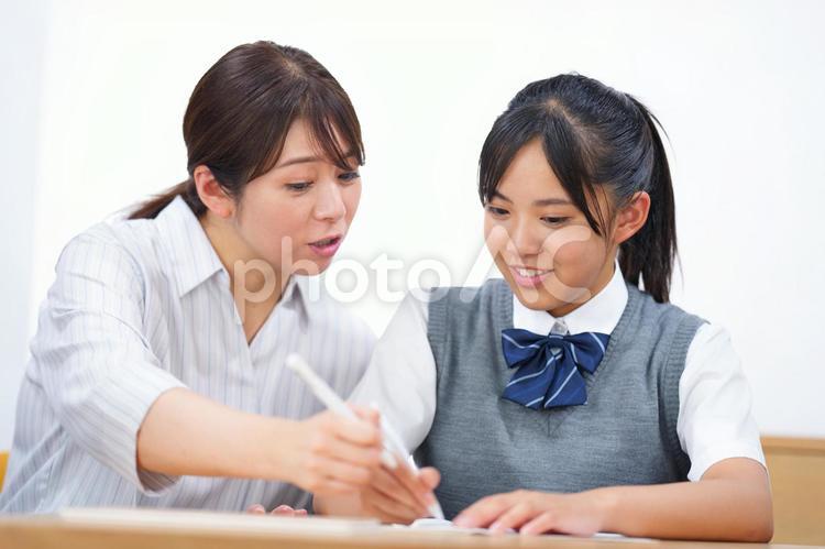 家庭教師の女性と勉強する女子生徒 塾,人物,女性の写真素材