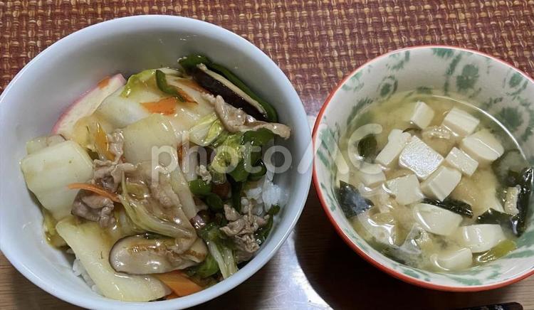中華丼と味噌汁 野菜,食べ物,美味しいの写真素材