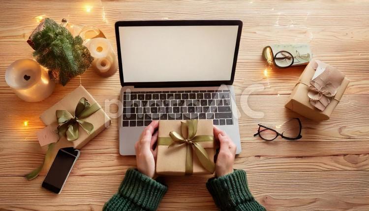 ギフトを送る準備をするパソコンの手元 コピースペース,贈り物,pcの写真素材