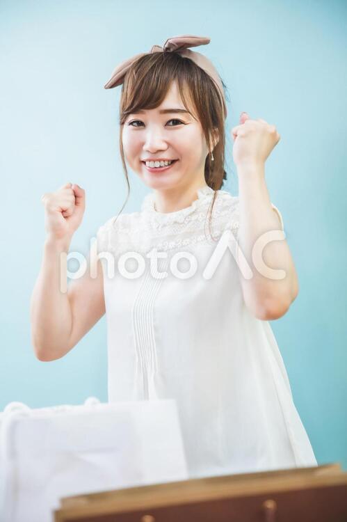 たくさん買い物をした女性（爆買い） 買い物,安い,ネットショッピングの写真素材
