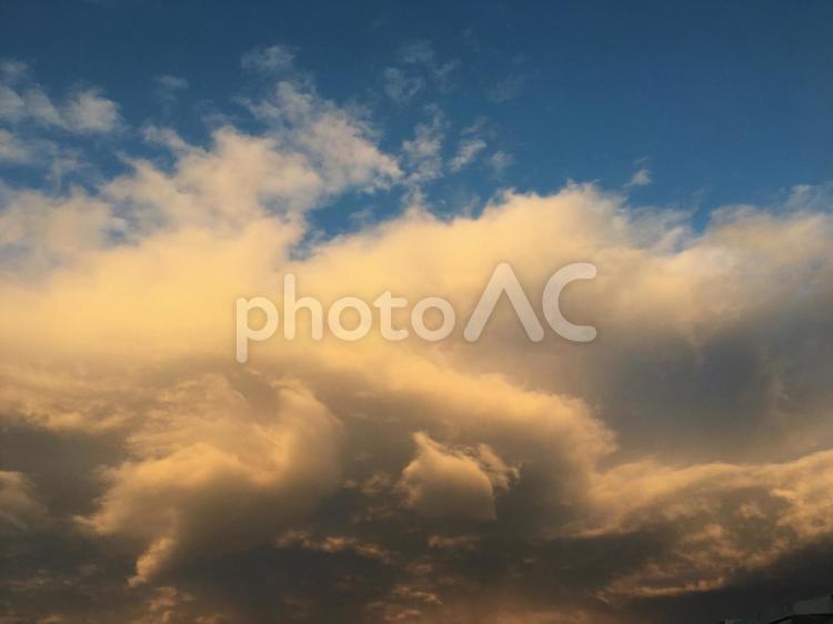 夕暮れ時の雲と空 空,太陽,自然の写真素材