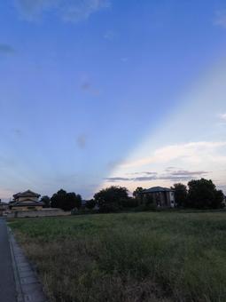 とある日の夕方 とある日の夕方 空,半分,時間の切り替わりの写真素材
