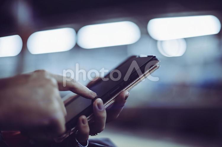 スマホを使用する人 スマホ,ビジネス,ネットビジネスの写真素材