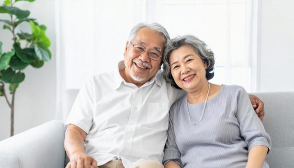 笑顔のシニア夫婦 笑顔のシニア夫婦の写真