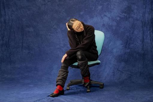 悩む女性_スタジオ撮影 女性,メガネ,三つ編みの写真素材