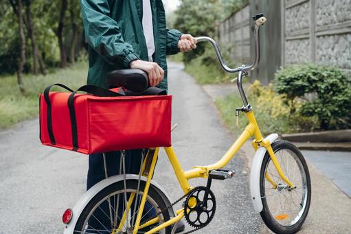自転車で配達に来たフードデリバリーの男性 配達,フードデリバリー,デリバリーの写真素材