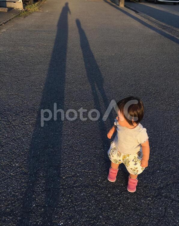 夕方の散歩 お母さんと子供のシルエット 青年,若い,親子の写真素材
