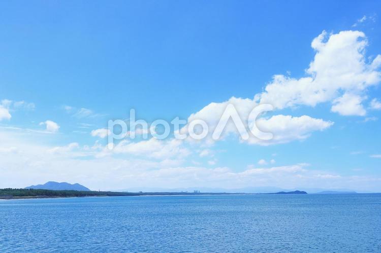 夏の空と海と青空に浮かぶ雲 福間海岸 夏,空,海の写真素材