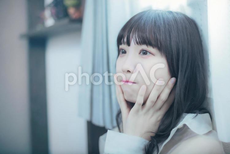 部屋でのポートレート 女性,ポートレート,ライフスタイルの写真素材