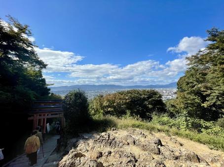 伏見稲荷山頂付近から見下ろす京都市街 伏見稲荷大社,稲荷山,京都の写真素材