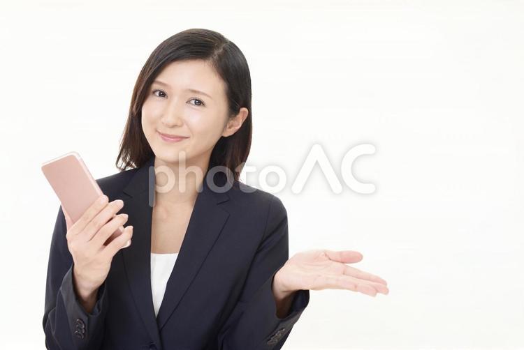 掌を見せる笑顔の女性 女性,ビジネスウーマン,女の写真素材