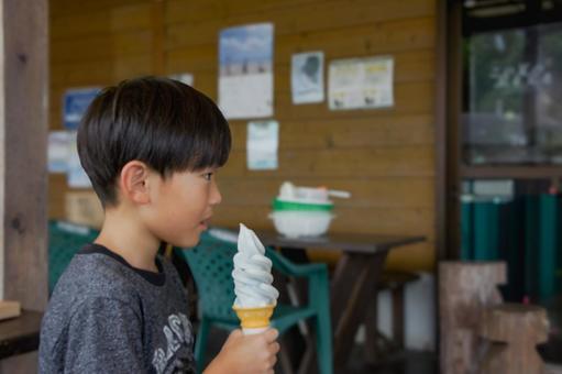 <素材>ソフトクリームを食べる男の子 <素材>ソフトクリームを食べる男の子 子供,笑顔,ソフトクリームの写真素材