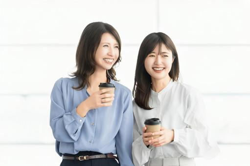 2人の女性・ビジネスウーマン 2人の女性・ビジネスウーマン 女性,2人,微笑むの写真素材