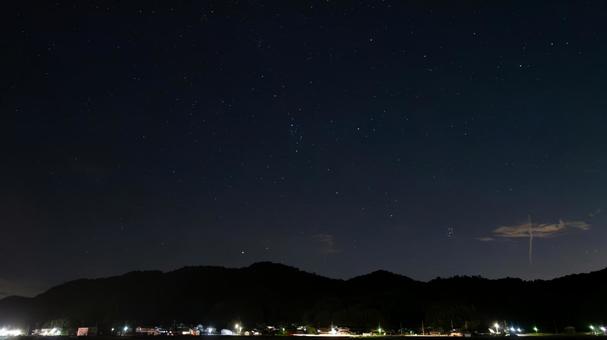 夜空に寄り添う小さな灯り 夜空に寄り添う小さな灯りの写真