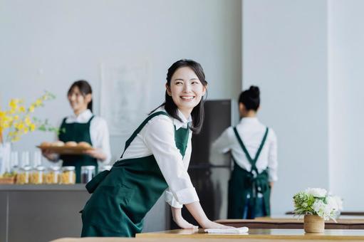 カフェで働く若い女性 カフェで働く若い女性 飲食店,アルバイト,カフェの写真素材