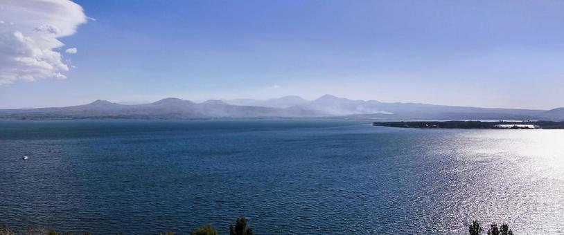 セヴァン湖の風景（アルメニア）の写真