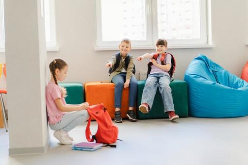 女の子を指さしていじめる生徒たち 男の子,女の子,子どもの写真素材