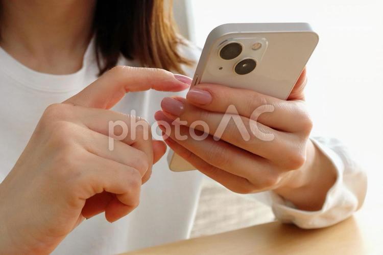 スマホを指さす女性の手 スマホ,女性,人差し指の写真素材