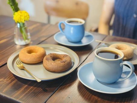 ドーナツとコーヒー ドーナツとコーヒー コーヒー,珈琲,コーヒー豆の写真素材