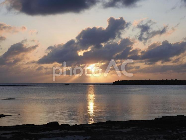 海と夕日 沖縄,久米島,シンリ浜の写真素材