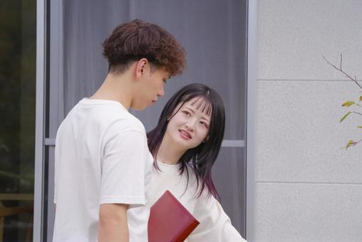 住宅の購入を検討する若い夫婦 住宅の購入を検討する若い夫婦 住宅購入,新居,住宅ローンの写真素材