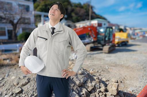 空を見上げる作業員 空を見上げる作業員 作業員,男性,作業服の写真素材