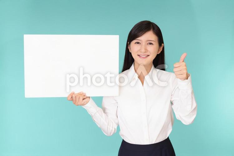 ホワイトボードを持つ笑顔の女性 女性,ビジネスウーマン,仕事の写真素材