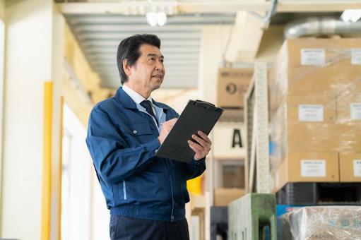 倉庫で働くシニアの男性作業員 倉庫で働くシニアの男性作業員 倉庫,工場,配達の写真素材