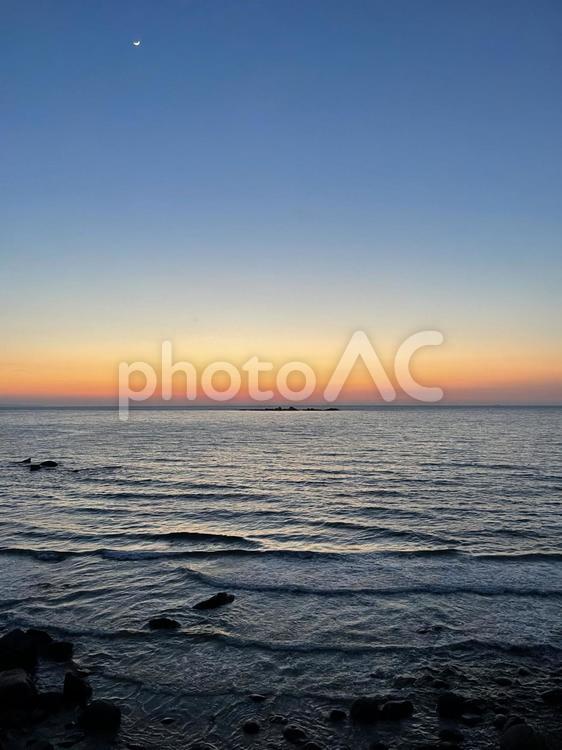 夕日が沈む海 海,波,空の写真素材