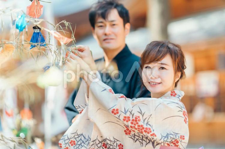 七夕の短冊を飾る男女 七夕,浴衣,七夕祭りの写真素材