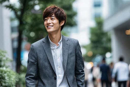 カジュアルな感じのビジネスマンの写真