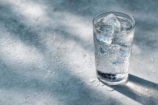 グラスに注がれた冷たい氷と水 グラスに注がれた冷たい氷と水の写真