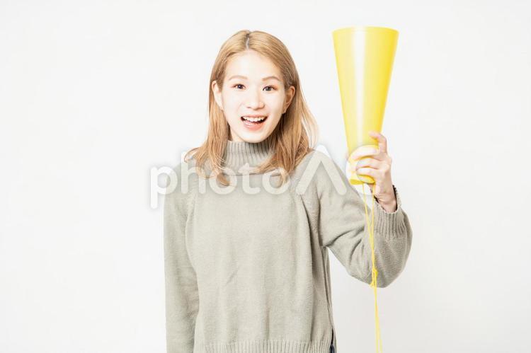 応援するセーターを着た若い女性 応援,女性,声援の写真素材