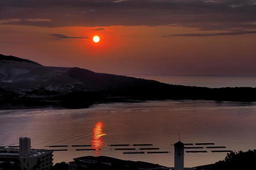 海を焼く朝日 朝焼け,朝日,湾の写真素材
