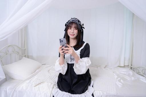 ベッドでスマホを操作する地雷系女子 ベッドでスマホを操作する地雷系女子 日本人,スマホ,女性の写真素材