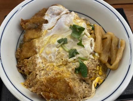 カツ丼 みつば  カツ丼 みつば  カツ丼,丼もの,たくあんの写真素材