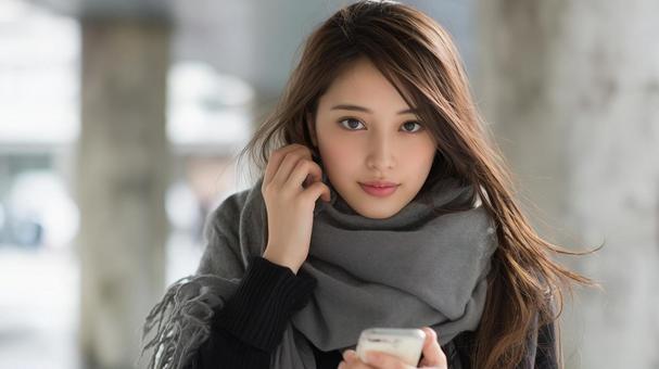 スマホを操作する女性 スマホを操作する女性の写真