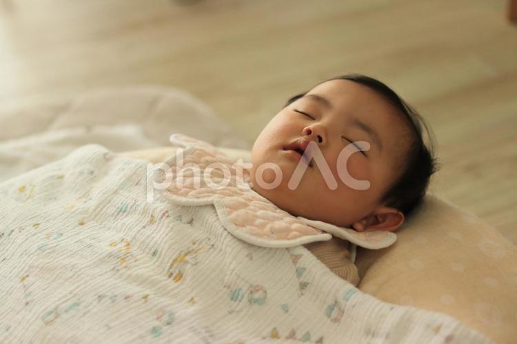 室内で昼寝をする幼児 赤ちゃん,ベビー,寝るの写真素材